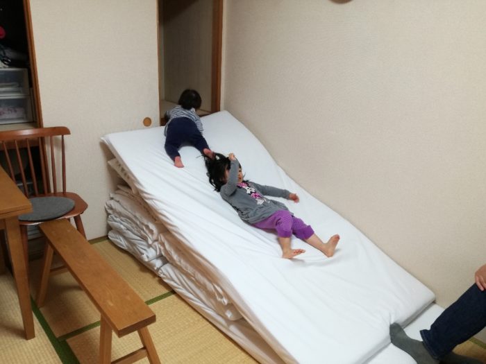 子供の寝る場所は『アイリスオーヤマ エアリーマットレス』に落ち着きました